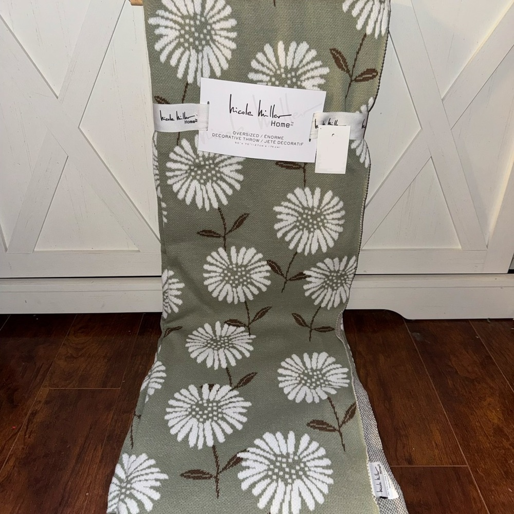 Nicole Miller Green Floral Plush Throw Blanket - Picture 2 of 2